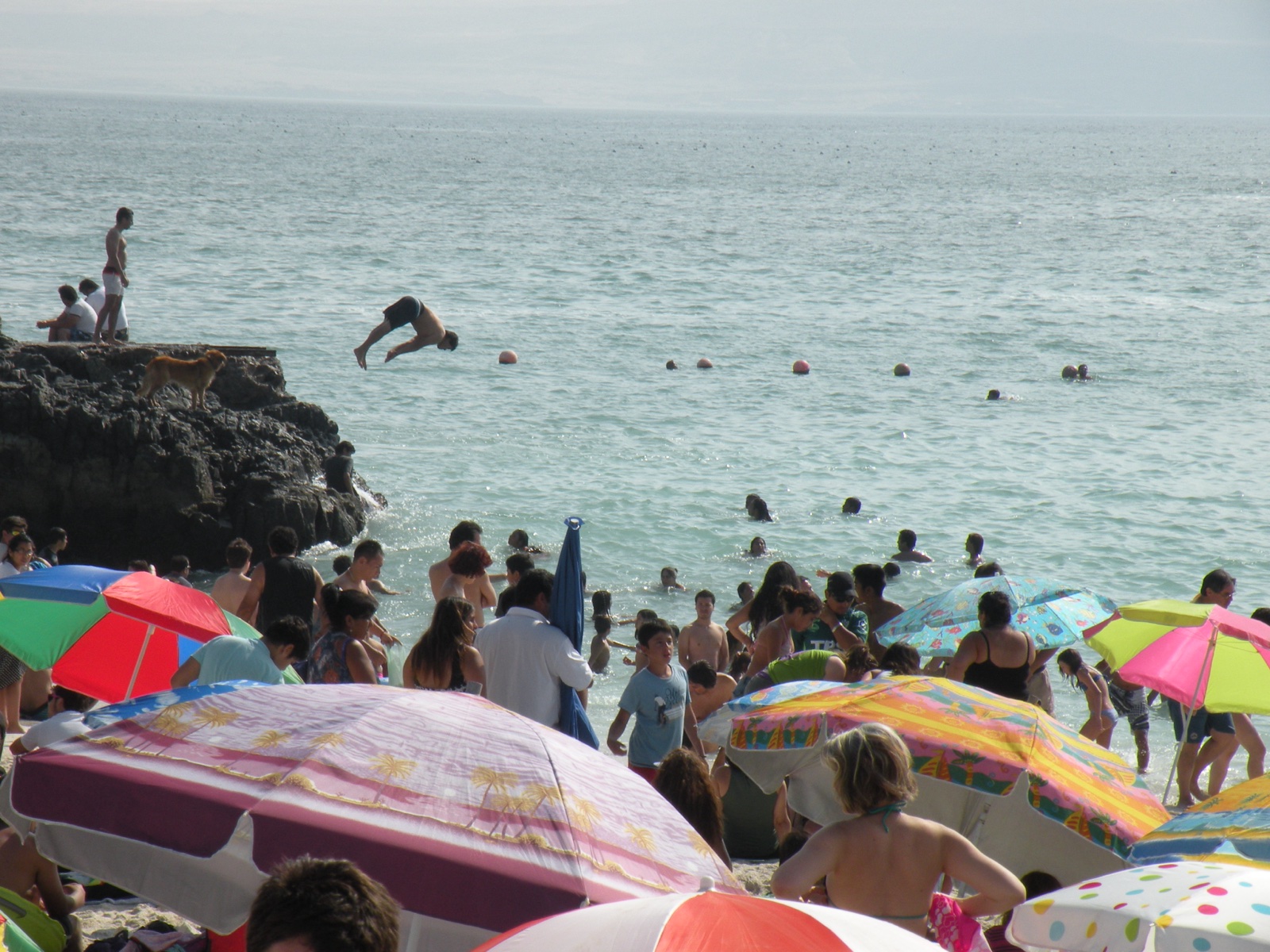 Playa de Bahía Inglesa con aguas turquesas y costa desértica en la Región de Atacama