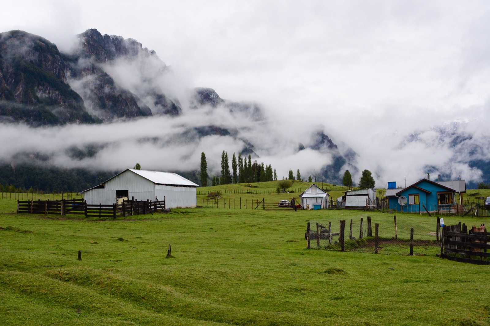 Camino de la Carretera Austral entre montañas y vegetación de la Patagonia chilena