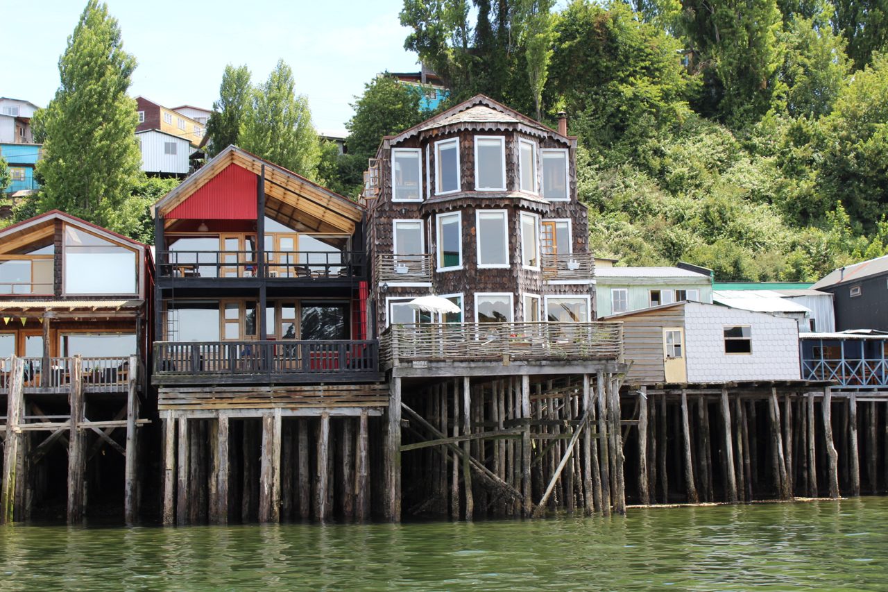 Palafitos y paisaje de Chiloé en el sur de Chile