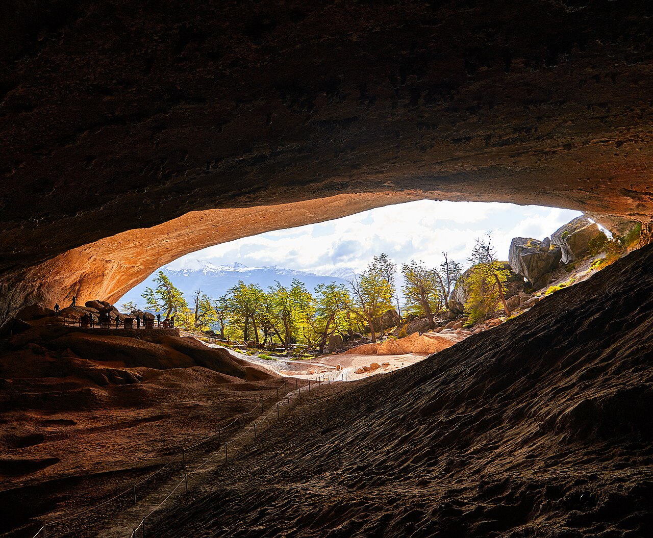 Interior de la Cueva del Milodón cerca de Puerto Natales