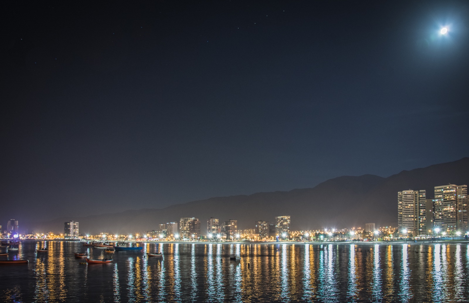Playa Cavancha iluminada de noche en Iquique