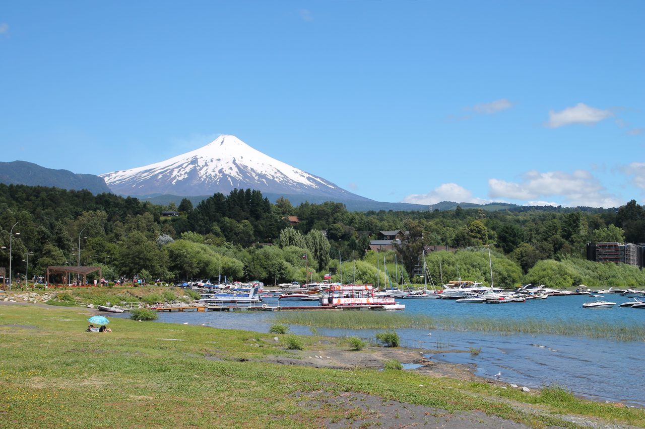 Pucón y Lago Villarrica con el volcán Villarrica al fondo