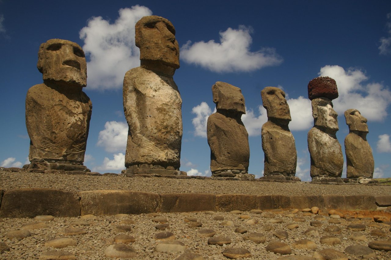 Moáis y paisaje de Rapa Nui en Chile