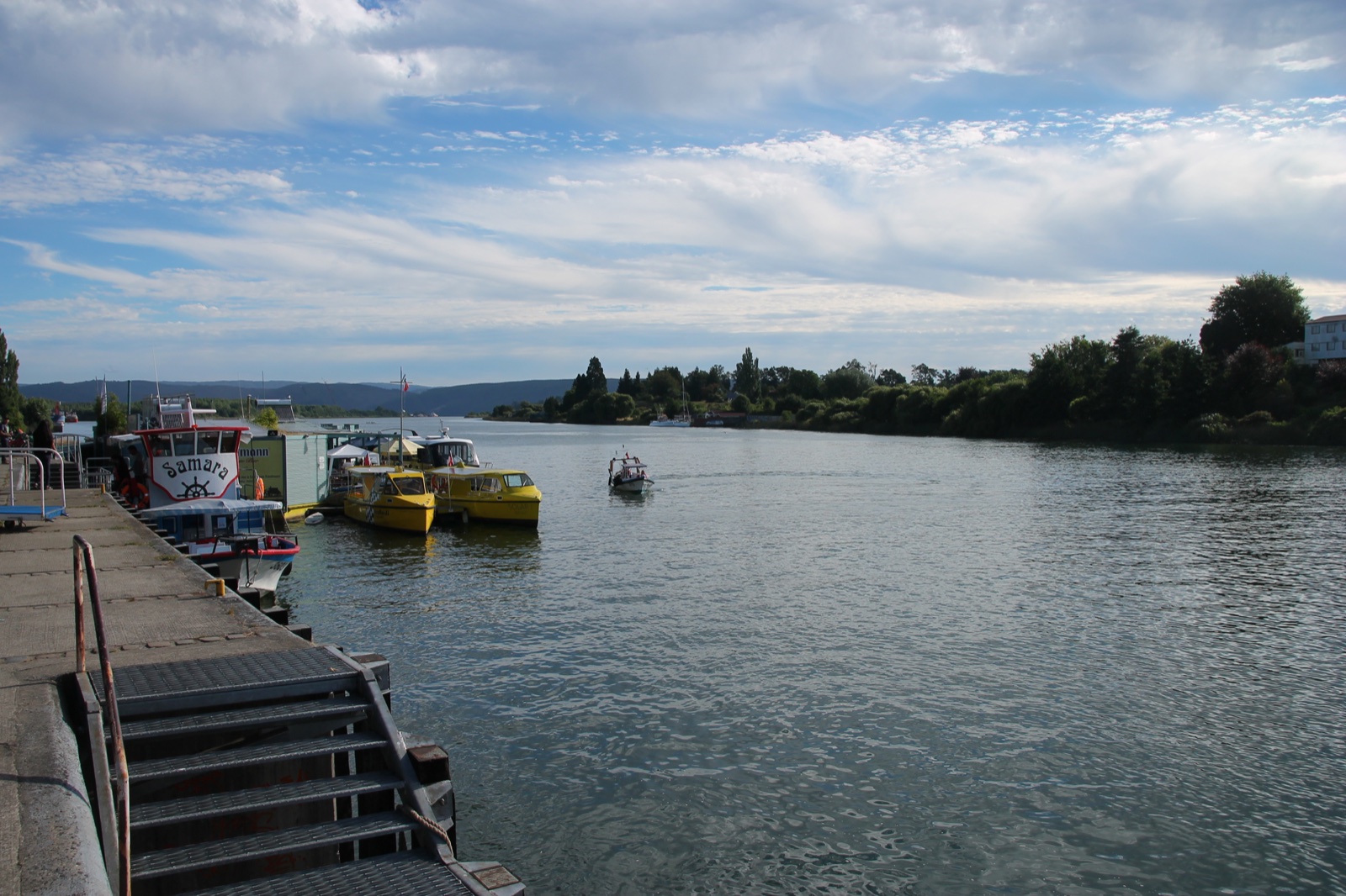 Río Valdivia y costanera de la ciudad en el sur de Chile