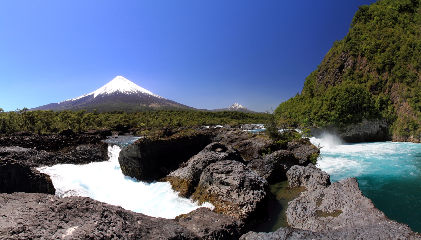 Saltos del Petrohué con el volcán Osorno al fondo en la Región de Los Lagos