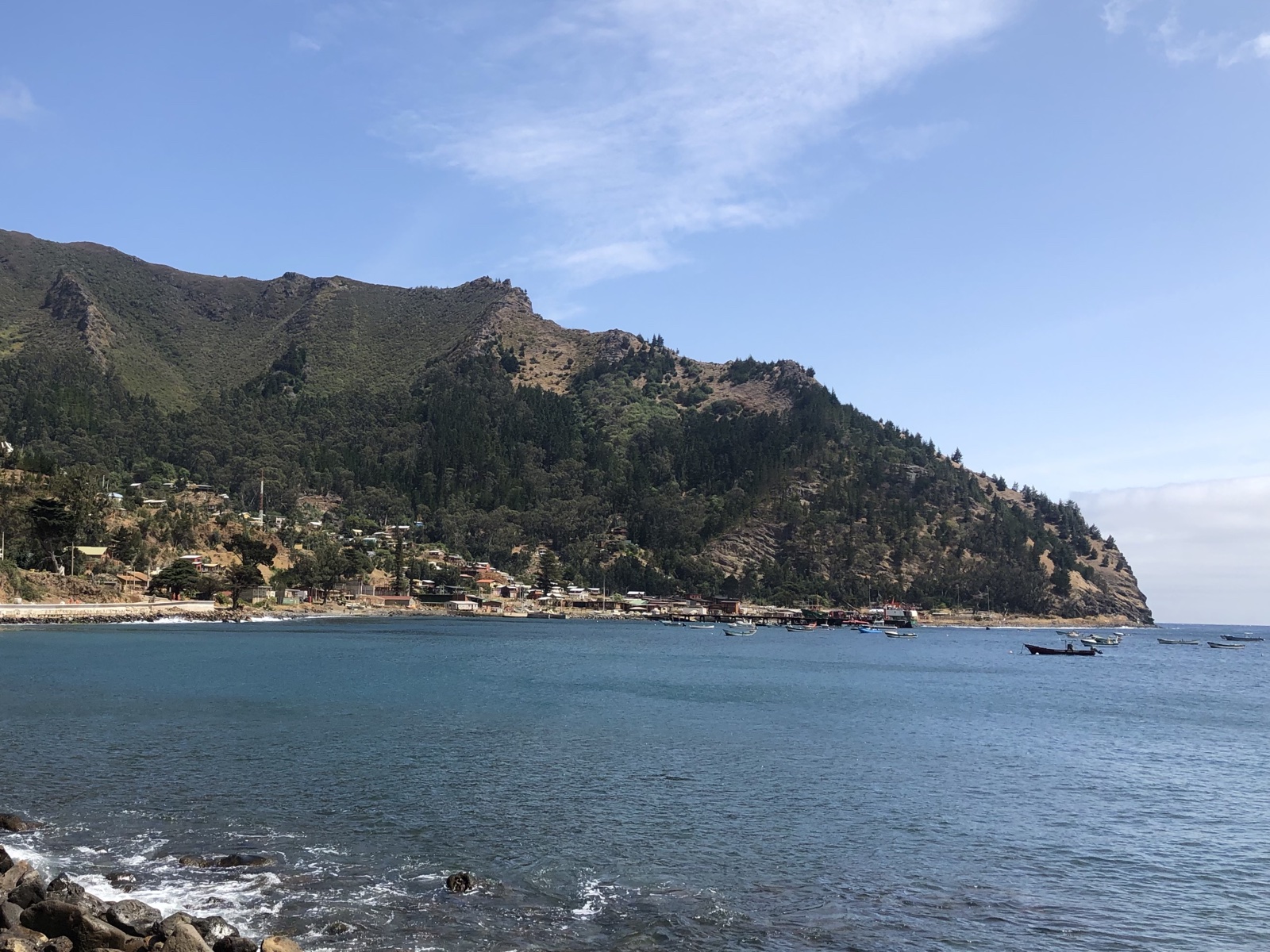 Vista de San Juan Bautista desde la bahía Cumberland en Isla Robinson Crusoe