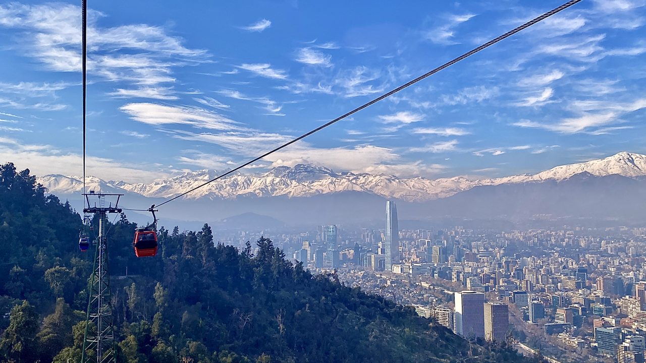 Vista de Santiago de Chile con la cordillera de los Andes al fondo