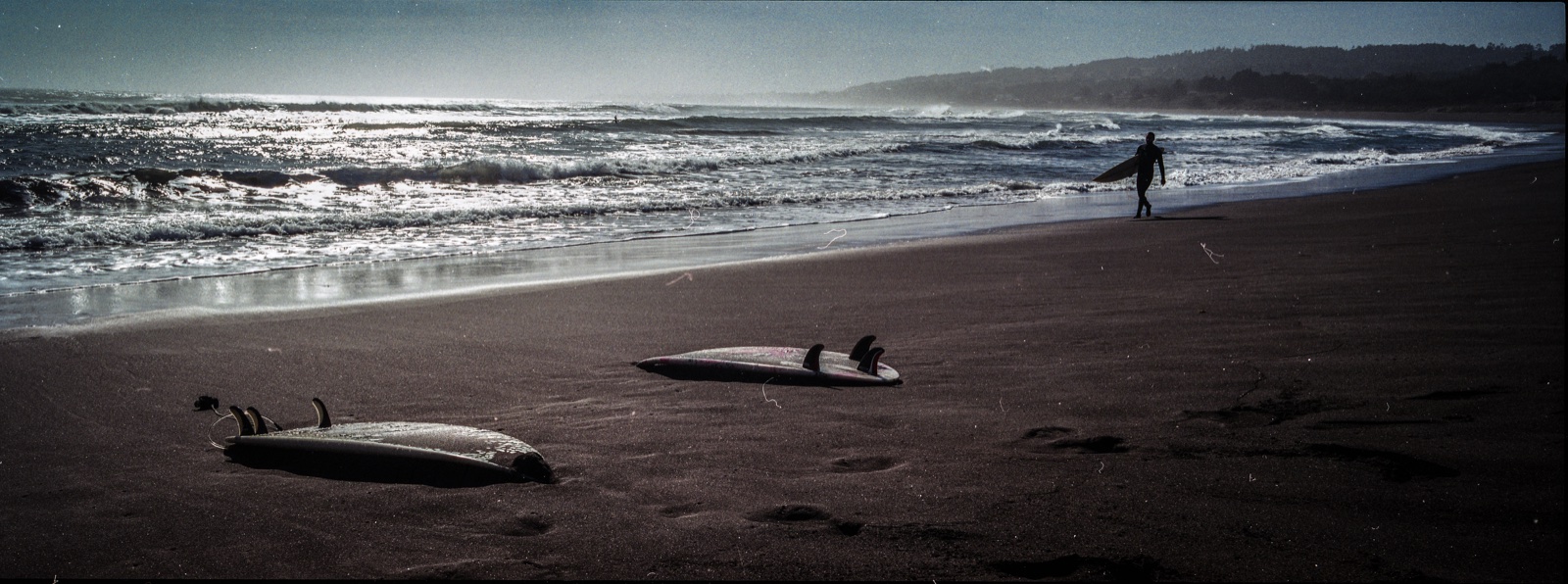 Surfista sobre una ola en Punta de Lobos, Pichilemu