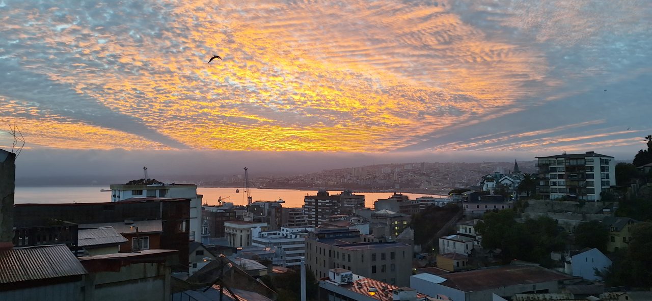 Cerros de Valparaíso con casas de colores y el océano Pacífico